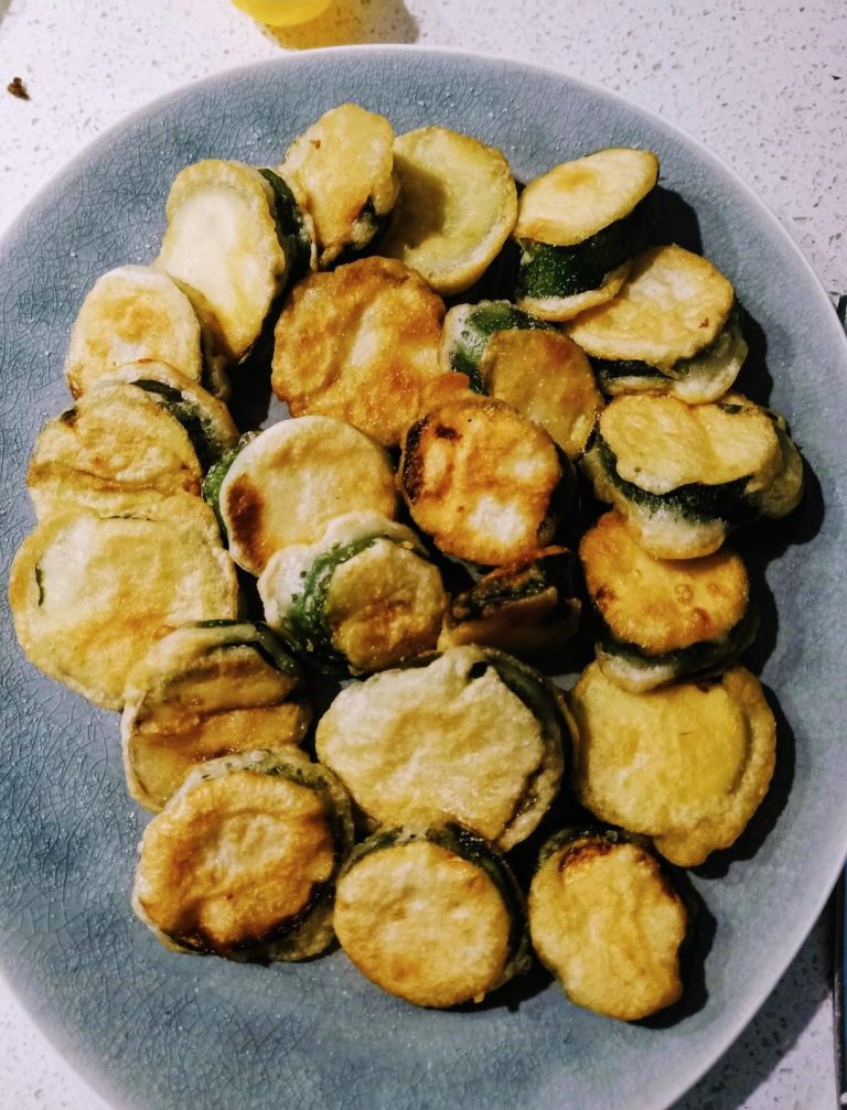 Tiganita Kolokuthakia / Fried Zucchini Rounds